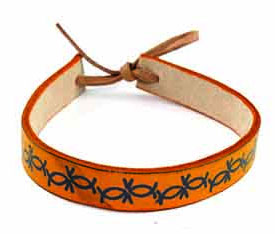 Pulsera piel naranja KCK con icthus inscritos (Nueva colección Luce y Comparte)