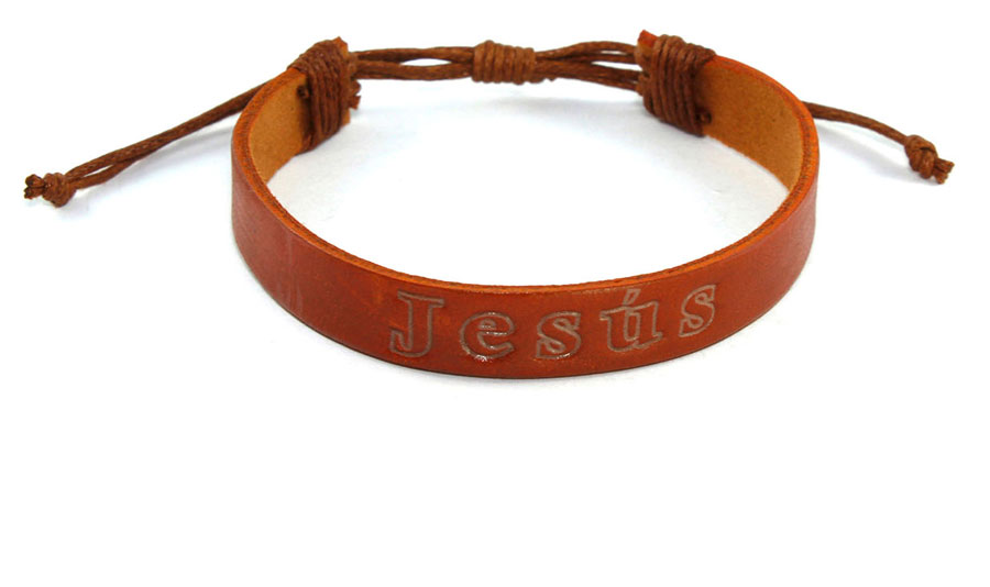 Pulsera piel PJ1 con Jesús inscrito café claro (Nueva colección Luce y Comparte)