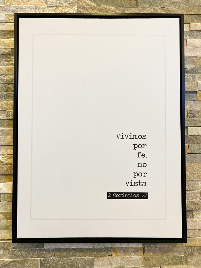 Vivimos por fe. Cuadro minimalista marco negro