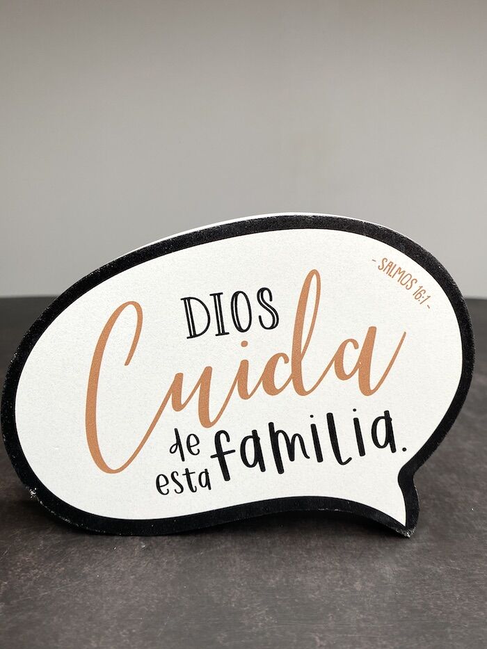 Dios cuida de esta familia - Plaque globo de cómic de madera