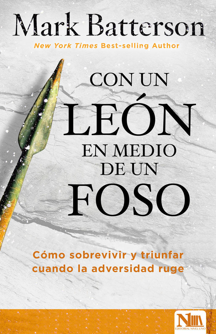 Con un león en medio de un foso