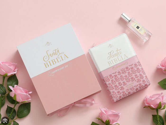 Biblia RVR60 Quinceañera Tamaño Portátil Rosa/Blanco con cierre e índice. Con caja de regalo
