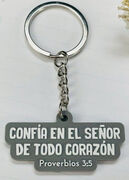 Confía en el Señor - Llavero de caucho gris